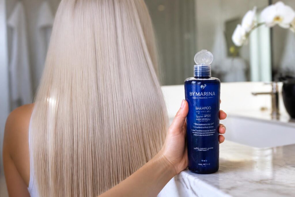 découvrez notre shampoing bleu pour neutraliser les reflets indésirables et révéler une beauté éclatante à chaque lavage.