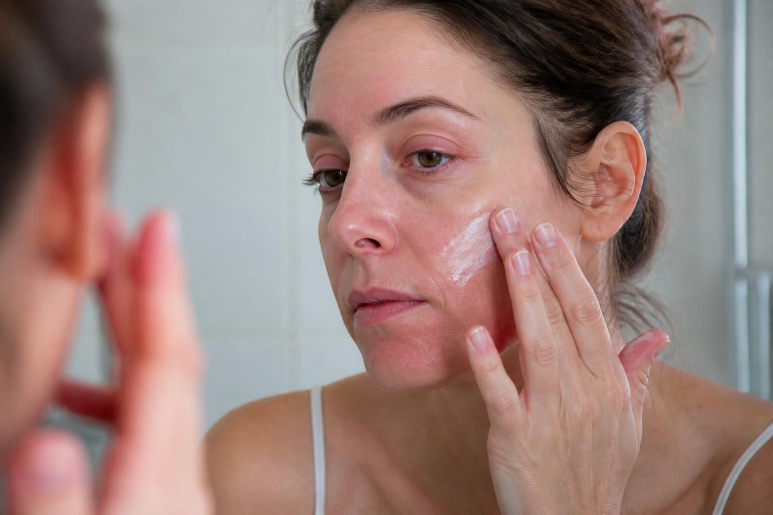 Eczéma sur le visage : pourquoi ça revient et comment calmer les poussées rapidement 2 découvrez les causes de l'eczéma sur le visage, pourquoi il revient fréquemment et les méthodes efficaces pour apaiser rapidement les poussées et soulager votre peau.