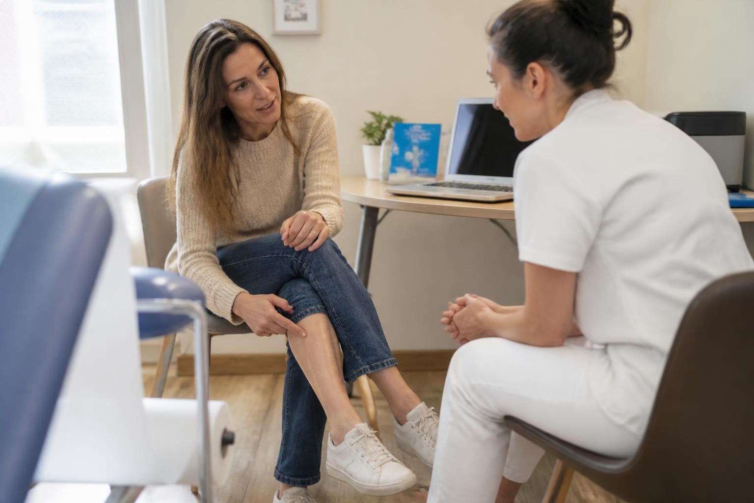 Phlébite : comment reconnaître les symptômes avant que ça devienne dangereux 2 découvrez comment identifier les symptômes de la phlébite rapidement pour éviter les complications dangereuses. guide pratique pour agir à temps et protéger votre santé.